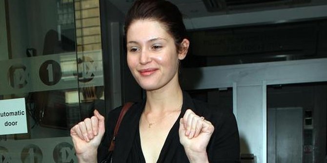 Gemma Arterton Extra Fingers