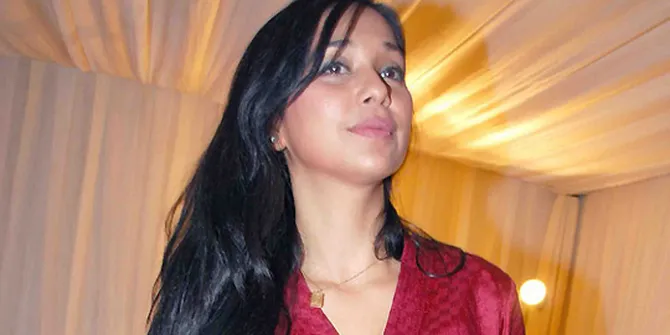 Sean Sering Curi Uang Ayu Azhari