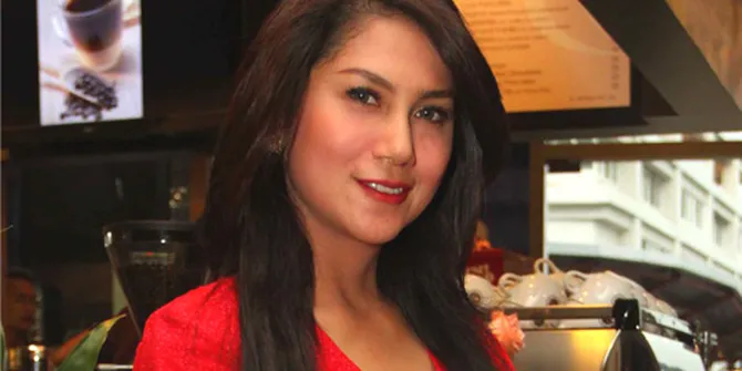 Marini Zumarnis, Dengerin iPhone Biar Tak Jenuh