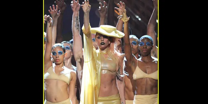 Lady GaGa 'Lahir Dari Telur' di Grammy Awards 2011