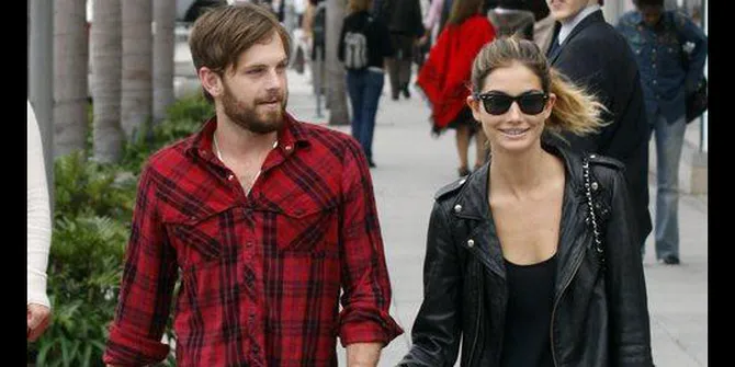 Pentolan King Of Leon Resmi Nikahi Model Victoria's Secret