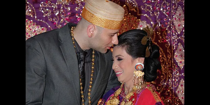 Siti KDI dan Cem menikah