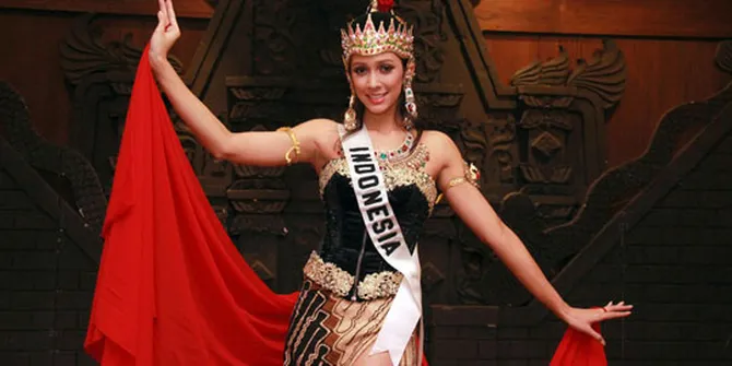 Kenalkan Indonesia, Nadine Alexandra Pakai Batik