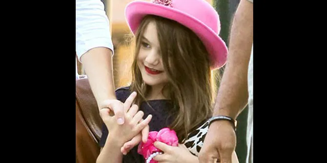 OMG! Suri Cruise Pakai Lipstick Merah Menyala!