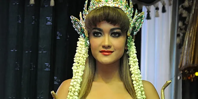 Julia Perez Bercengkerama Bareng King Cobra - KapanLagi.com