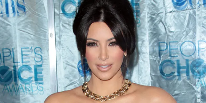 The Kardashians Pose Seksi Untuk Iklan Lingerie