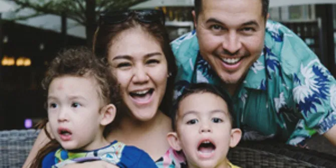 11 Potret Dapur Sissy Priscillia, Pesona Interior Serba Putih yang Harmonis dengan Ruang Keluarga