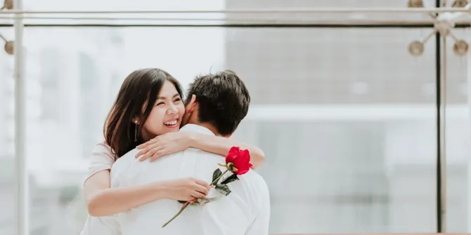 4 Alasan Mengapa Pria Sulit Melepaskan Kenangan Cinta Pertama