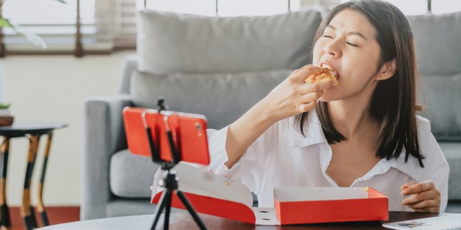 4 Youtuber Kuliner yang Bisa Naikin Nafsu Makan Selama di Rumah Aja