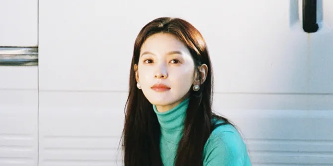 5 Potret Cantik Zhang Ruonan yang Tampil Anggun dengan Gaya Feminin Minimalis