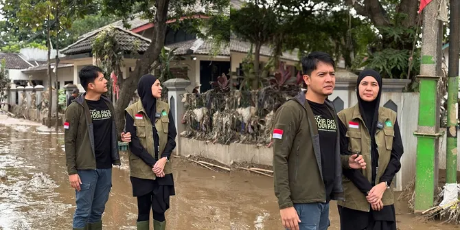 6 Potret Dhini Aminarti dan Dimas Seto Jadi Relawan Banjir Bekasi di Villa Nusa Indah