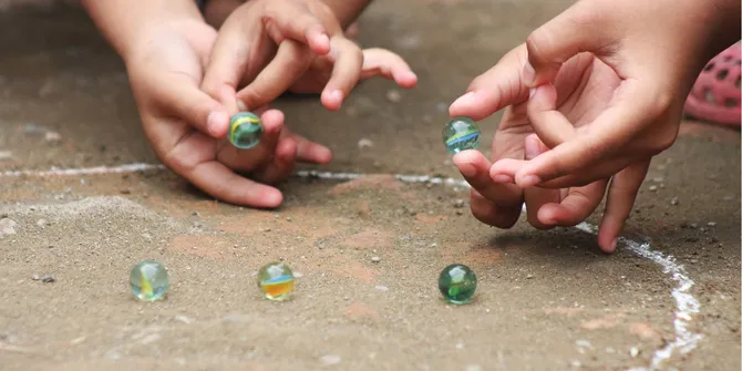 7 Permainan Tradisional Seru untuk Menghangatkan Suasana Kumpul Keluarga!