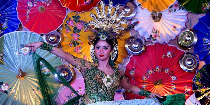 Ada Burung Merak di Kepala Dewi Perssik! Cantik 