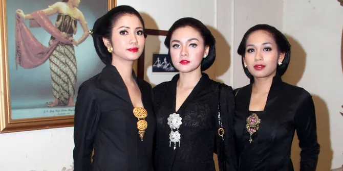 Ade Andrini dan Vicky Shu Ramaikan Ritual Malam Satu Suro