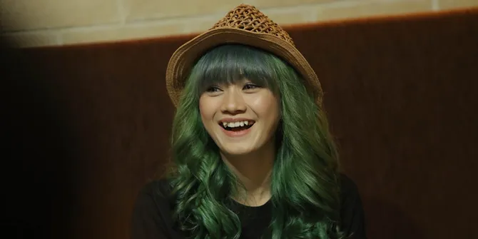 Adegan Ciuman Bibir, Dara The Virgin Diusili Sutradara 