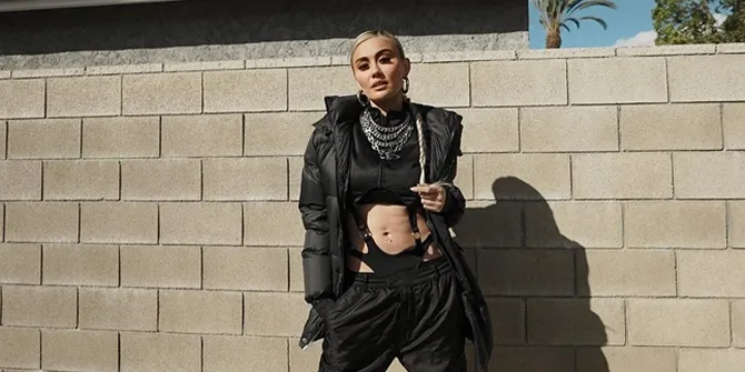 Agnez Mo Jadi Kapten Kehormatan Los Angeles FC, Dapat Jersey Nomor 10 - Abadikan Momen Bareng Jaime Camil dan Ronny Chieng