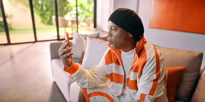 Aksi Legenda Sepak Bola Ronaldinho di Iklan Terbaru Shopee, Sudah Nonton?