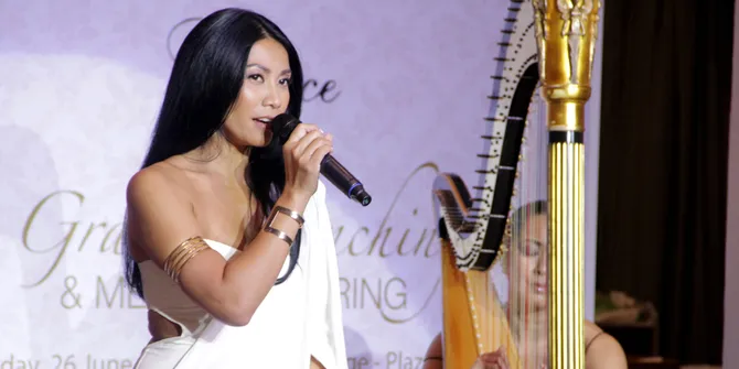 Anggun Tampil Mempesona di Sebuah Catwalk Fashion Show Moroko