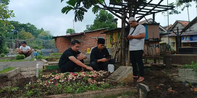 Antarkan Mendiang Ibunda ke Tempat Peristirahatan Terakhir, Eza Gionino Tak Kuasa Menahan Tangis