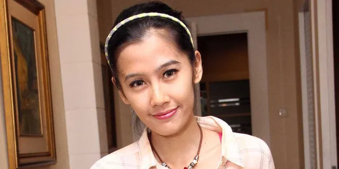 Ardina Rasti Kagumi Tato Demi Lovato