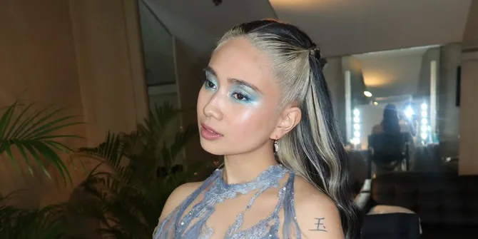 Arti dan Makna Lagu Magnets - NIKI, Melawan Perasaan Cinta yang Kuat
