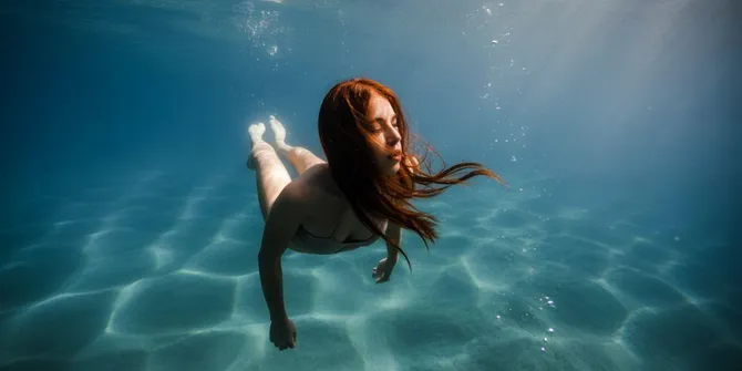 Arti Mimpi Jatuh ke Dalam Air dan Makna Psikologisnya yang Mendalam