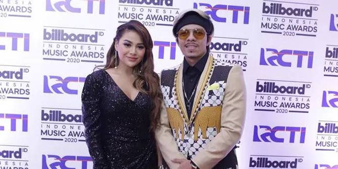 Atta Halilintar Berikan Bunga Untuk Aurel Hermansyah, Tak Lupa Selipkan Pesan Manis Ini