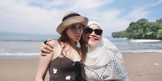 Ayu Ting Ting Rayakan Ultah Umi Kalsum di Pangandaran, Ajak Keluarga Besar Naik Dua Bus Sekaligus