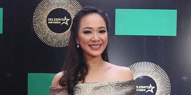 Bahagianya Yuanita Tangkap Bucket Bunga di Resepsi Sandra Dewi