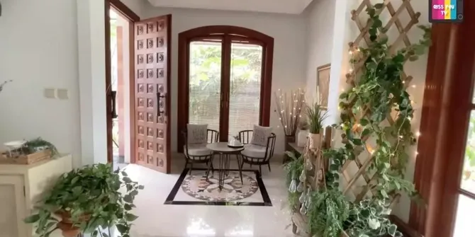 Bak Belanja di Butik, Intip Foto-foto Rumah Kontrakan Mewah Rina Nose yang Megah dan Punya Walk in Closet