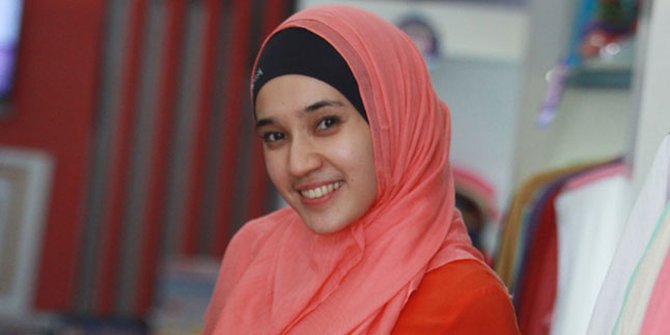 Baru Berhijab, Dhini Aminarti Ingin Tambah Koleksi Kerudung - KapanLagi.com