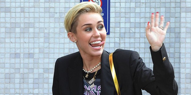 Batal Konser, Miley Cyrus Tak Bisa Berhenti Menangis