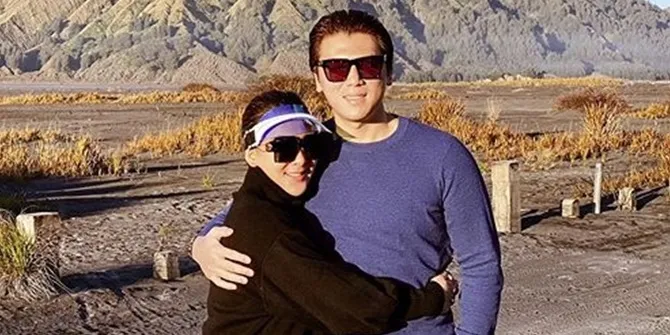 Begini Aksi Syahrini Nyetir Mobil Jeep di Bromo, Reino Barack Duduk Manis di Kursi Penumpang