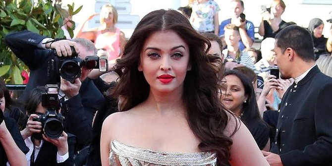  Belahan  Dada Rendah  Gaun  Hitam  Emas Ini Bikin Aishwarya 