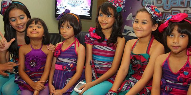 Berbagi Dengan Anak Yatim, Personil Girlband Lollipop Merasa Beruntung