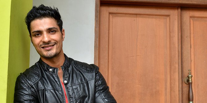 Bergaya Bak Superman, Vin Rana Malah Disebut Mirip Harry 