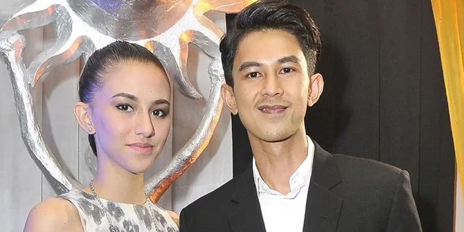 Berhijab Sederhana, Ibunda Hadiri Nikahan Dahlia Poland 