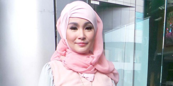  Berhijab Soraya Larasati Getol Berburu Baju Muslimah 