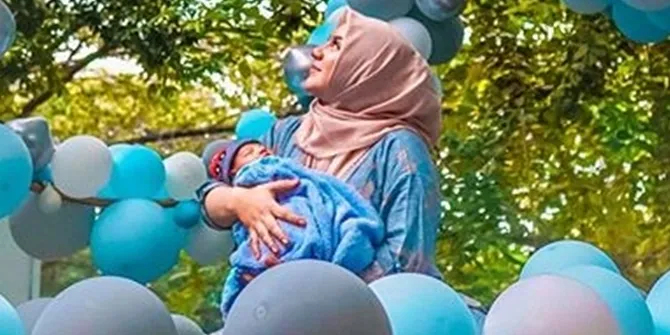 Berjemur, Lucunya Baby Air Anak Irish Bella dan Ammar Zoni Pakai Kacamata Hitam