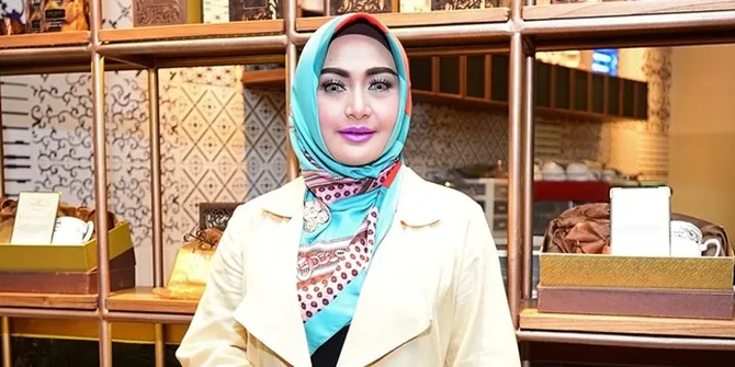 Berkurban, Edies Adelia Nangis Lihat Sapi Disembelih 