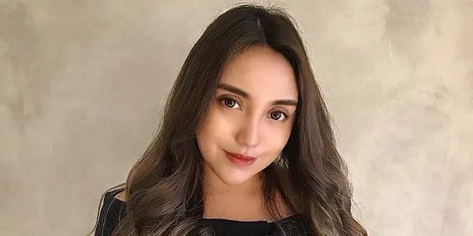 Berpose Membelakangi Kamera, Salmafina Sunan Unggah Foto Dirinya Dalam Balutan Bikini