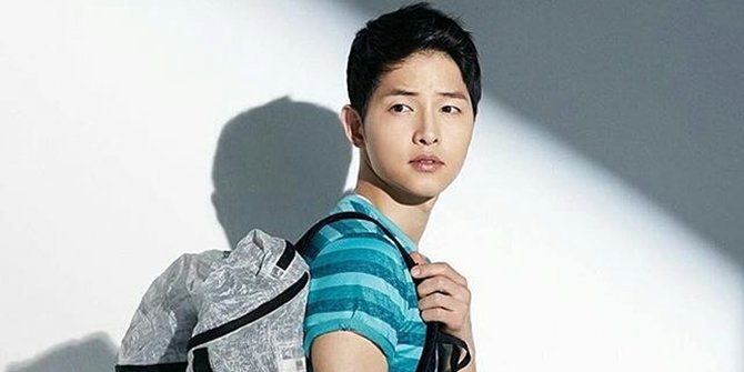Berseragam Tentara Song Joong Ki Bagai Yoo Si Jin Di Dunia