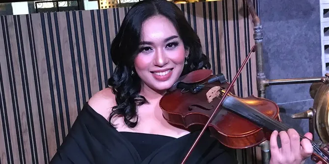 Bersuara Merdu dan Piawai Main Biola, Mia Ismi Luncurkan Karya Solo Perdana