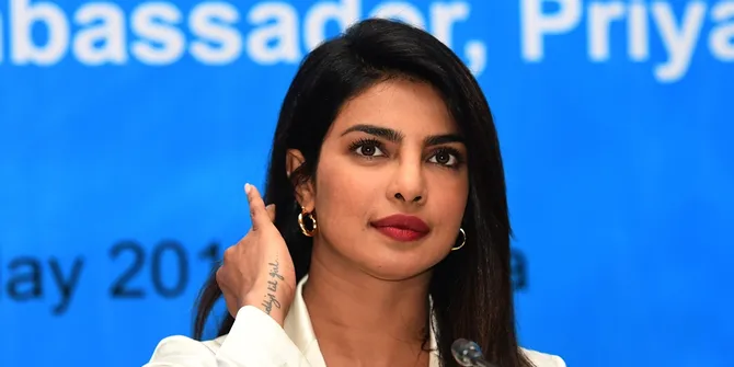 Bikin Meleleh, Inilah Momen Pertunangan Priyanka Chopra &#38; Nick Jonas di Mumbai