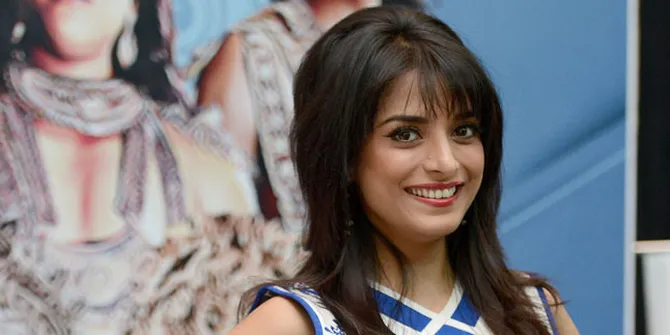 Bikin Ngakak, Kesayangan Pooja Sharma Ini Punya Gaya Tidur Unik