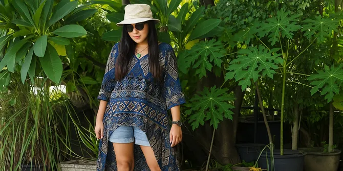 Bikin OOTD Makin On Point, Begini Cara Mix and Match Batik dengan Aksesori Kekinian!