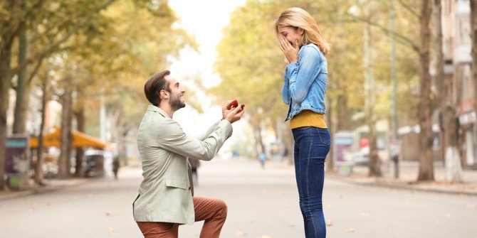 Bikin Pasangan Terkesan, Ini 3 Cara Melamar Anti Mainstream yang Bikin Doi Auto Jawab "Iya"