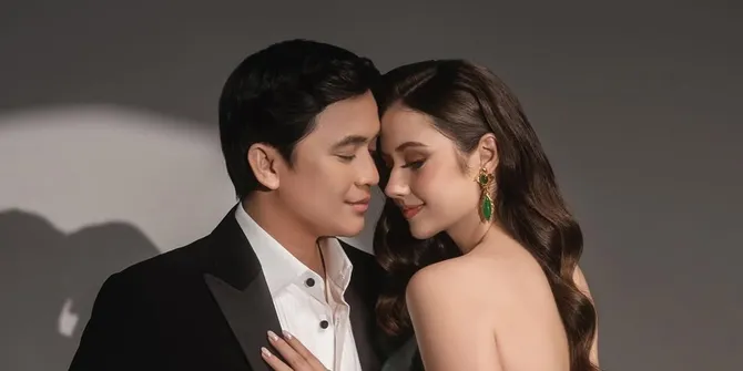 Billy Syahputra Akhirnya Unggah Foto Persalinan Istri, Wajah Bayi Dirahasiakan