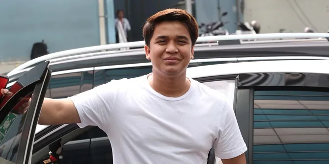 Billy Syahputra Minta Maaf karena Melayat Pakai Celana Pendek, Buru-Buru ke Rumah Duka Saat Main Bola