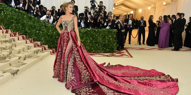 Blake Lively Pakai Gaun Versace dan 